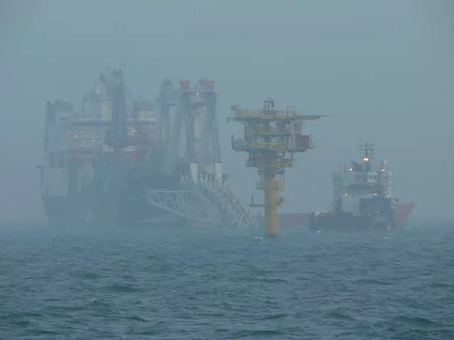 Unmanned North Sea monopile platform Pipelay - JB v Doesburg