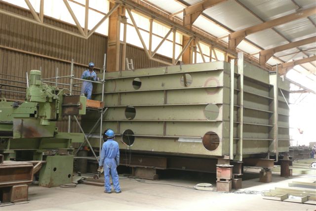 Building a hull tank from stiffened wall panels
