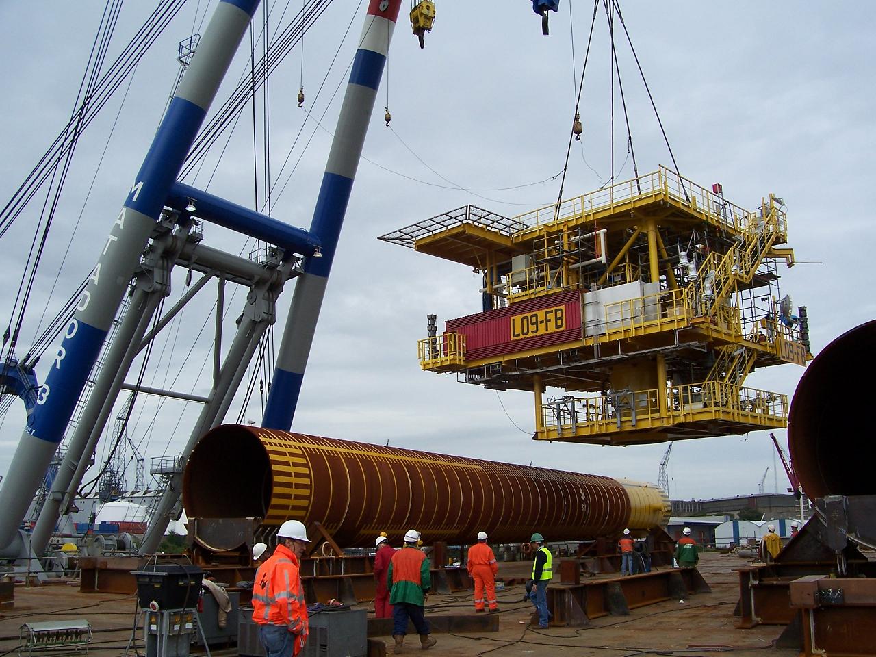 Unmanned North Sea monopile platform Harbour lift - JB v Doesburg